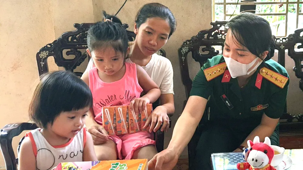 Bộ Chỉ huy Quân sự tỉnh Thừa Thiên - Huế thăm và tặng quà  động viên vợ con liệt sĩ Đại úy Trương Anh Quốc  (Ảnh chụp trong thời điểm dịch Covid-19 chưa bùng phát)