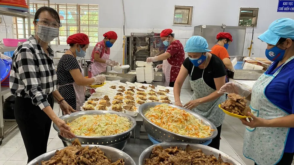 “Bếp ăn nghĩa tình Thủ Đức” tại Trường Tiểu học Lương Thế Vinh  (TP Thủ Đức, TPHCM)