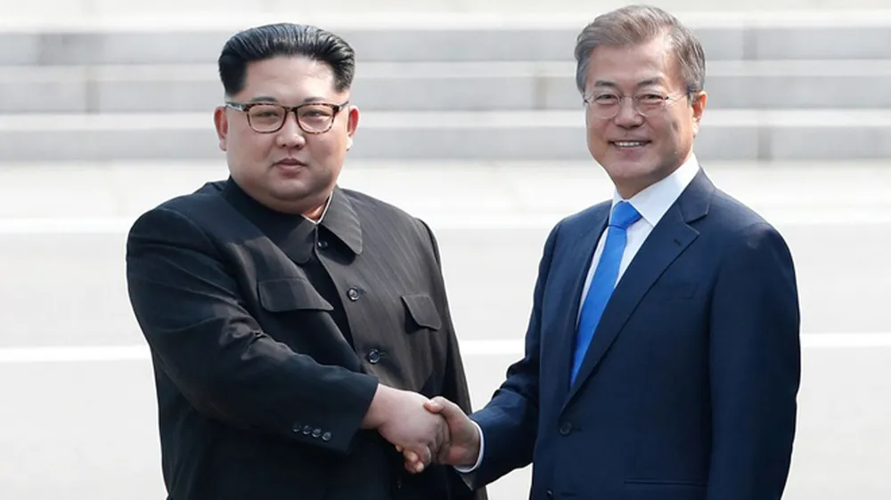 Lãnh đạo Triều Tiên Kim Jong Un và Tổng thống Hàn Quốc Moon Jae In tại biên giới hai nước, tháng 4-2018. Ảnh: Reuters.