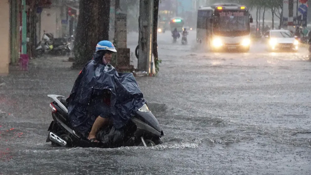 Đẩy nhanh tiến độ thực hiện các dự án tiêu thoát nước trên địa bàn TP để giúp thoát nước tốt sau những cơn mưa lớn, hạn chế gây ngập úng. Ảnh: HOÀNG HÙNG