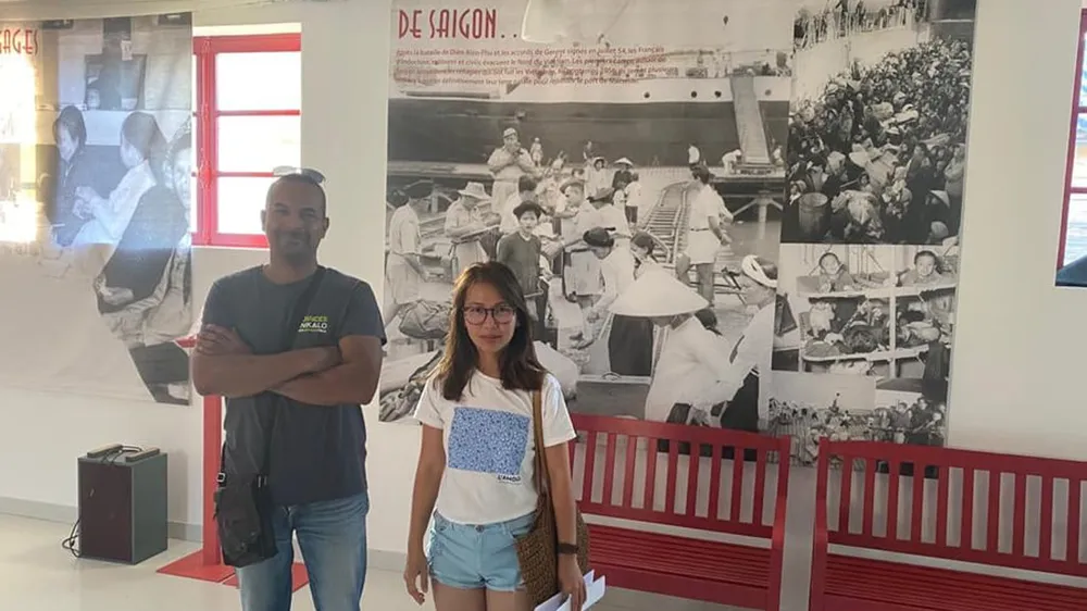 Tác giả và chủ siêu thị Sai Gon - L’Asie à votre porte Damien  trong khu di tích lịch sử của làng CAFI