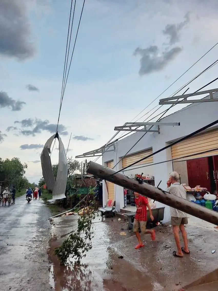 ĐBSCL: Lốc xoáy làm sập và tốc mái nhiều căn nhà ảnh 1