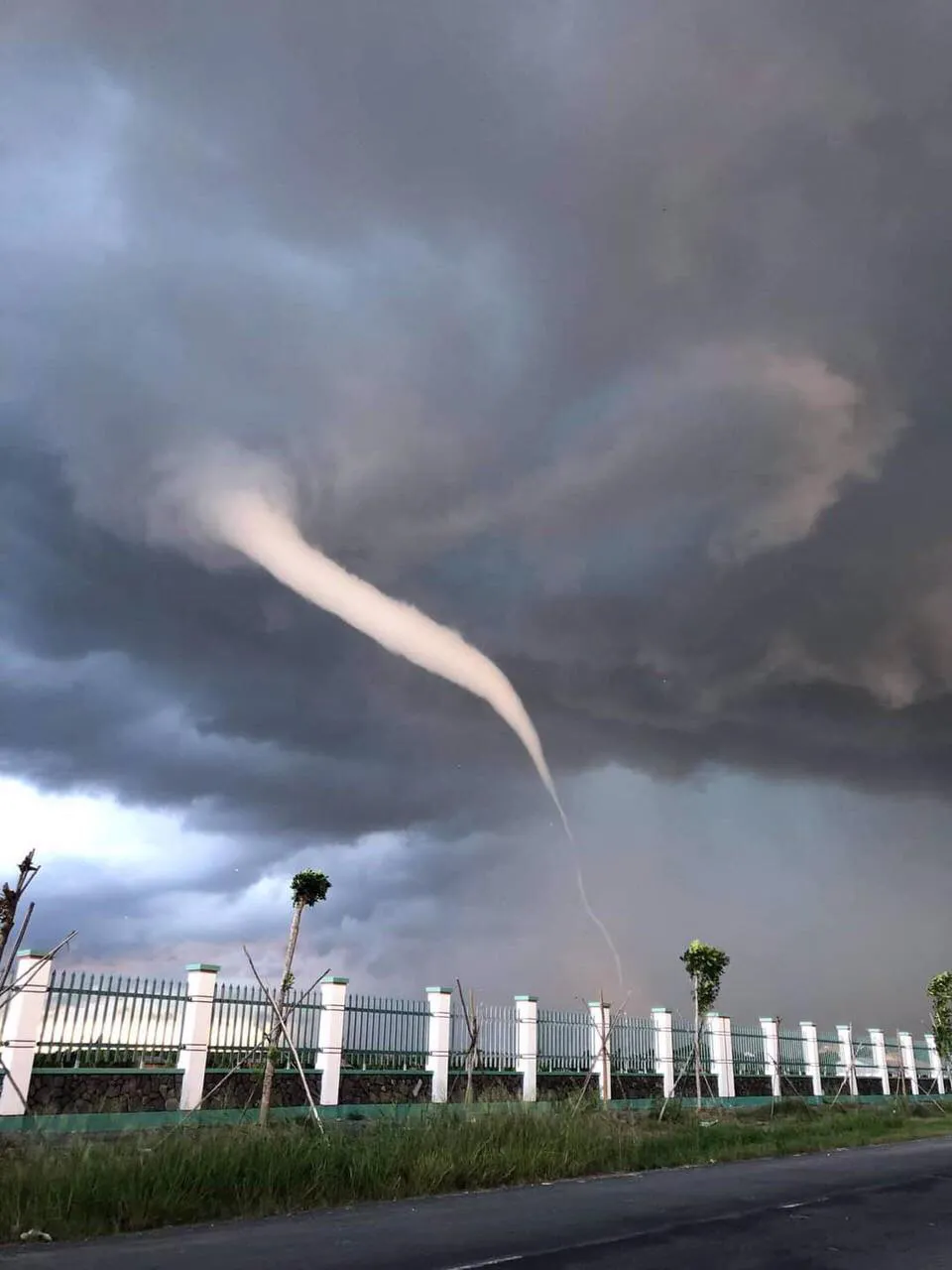 ĐBSCL: Lốc xoáy làm sập và tốc mái nhiều căn nhà ảnh 2