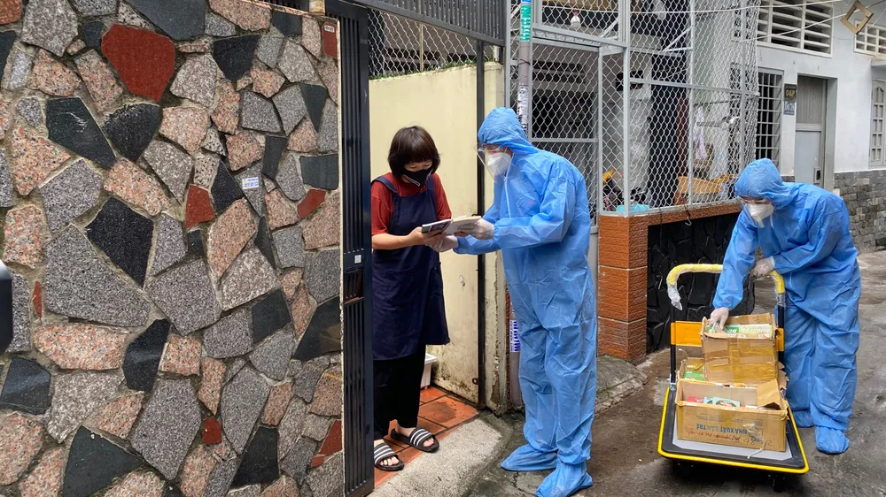 Bạn đọc sống hẻm 100 Lê Quang Định, phường 14,  quận Bình Thạnh nhận sách từ chương trình “Sách trao tay, học ngày giãn cách”