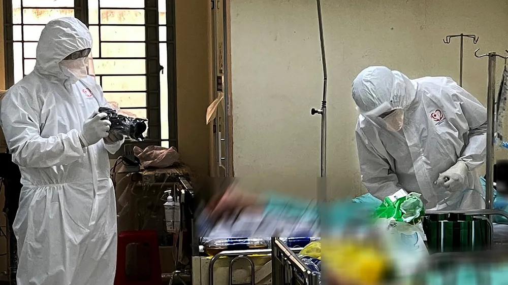 Phóng viên Hoàng Hùng (Báo SGGP) tác nghiệp tại khu vực điều trị F0 Bệnh viện Dã chiến Xuyên Á - Củ Chi. Ảnh: QUANG HUY