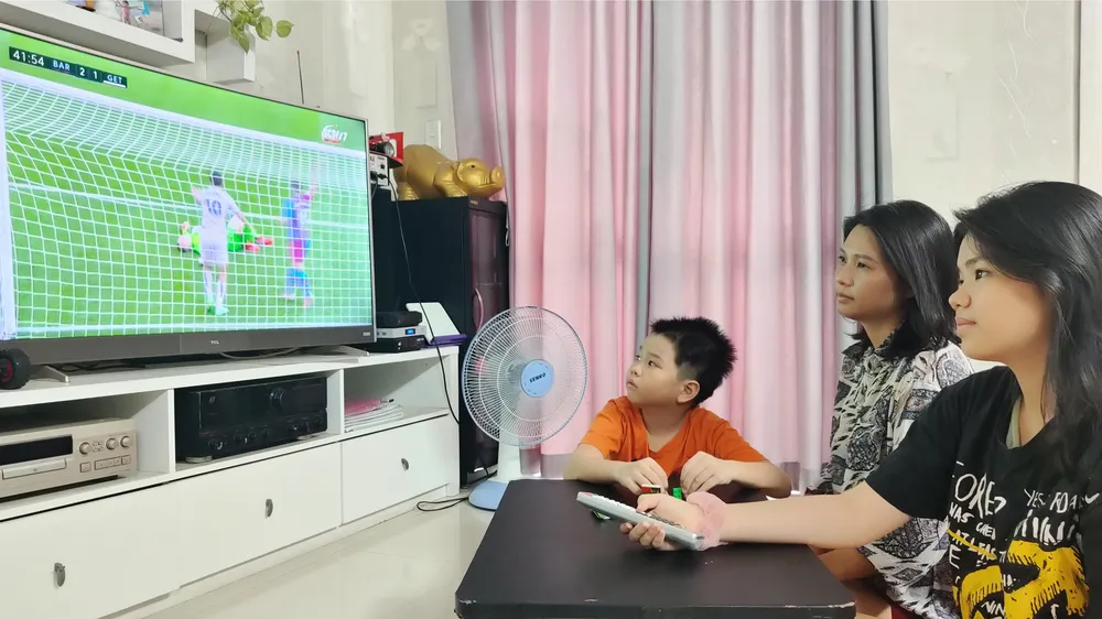 Nhiều gia đình chọn xem phim và các chương trình giải trí trên các nền tảng truyền hình Internet trả tiền. Ảnh: DŨNG PHƯƠNG