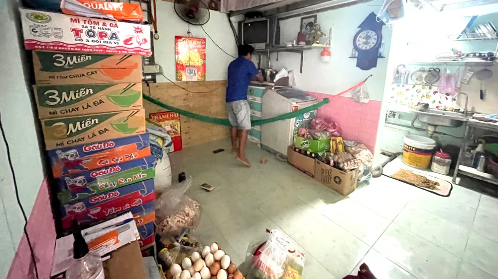 Một căn phòng trọ nhận được rất nhiều nhu yếu phẩm. Ảnh:  VĂN MINH