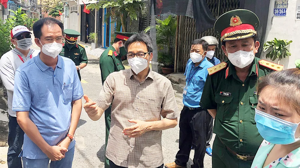 Phó Thủ tướng Vũ  Đức Đam trao đổi với người dân sống  trong các khu nhà trọ ở phường 14, quận Gò Vấp, TPHCM