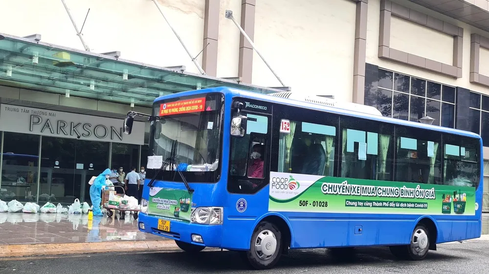 “Chuyến xe mua chung - Bình ổn giá” giao hàng cho người dân tại nhiều khu dân cư trên địa bàn TPHCM