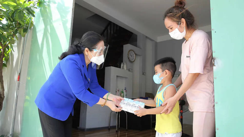 Đồng chí Nguyễn Thị Lệ, Chủ tịch HĐND TPHCM thăm và tặng quà  khu nhà trọ công nhân thuộc vùng xanh ấp Cây Sộp  (xã Tân An Hội, huyện Củ Chi). Ảnh: DŨNG PHƯƠNG