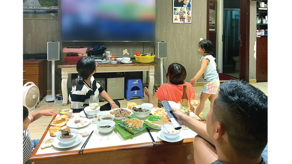 Các buổi livestreams trên mạng xã hội với chủ đề "bóc phốt" đời tư  người nổi tiếng luôn thu hút đông đảo người xem