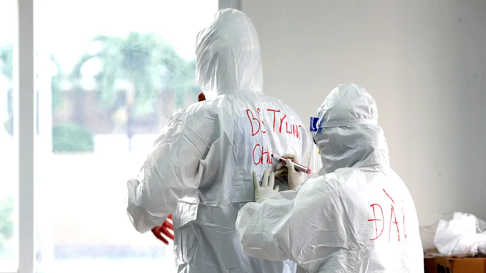 Họ là những bác sĩ  chỉ biết xưng hô qua tên ngoài áo. Ảnh: HOÀNG HÙNG