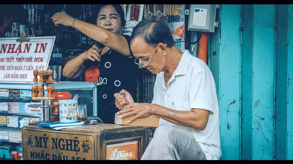 Một người thợ khắc con dấu mỹ nghệ ở TPHCM. (Ảnh chụp ở thời điểm dịch chưa bùng phát). ẢNH:  KHANH TRỊNH