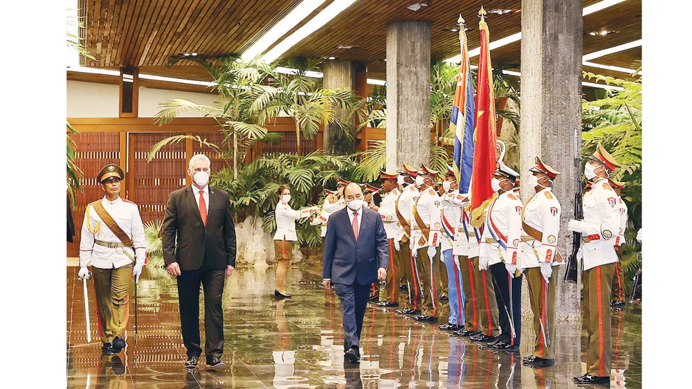 Chủ tịch nước Nguyễn Xuân Phúc và Bí thư thứ nhất Ban Chấp hành Trung ương Đảng Cộng sản Cuba, Chủ tịch Hội đồng Nhà nước và Hội đồng Bộ trưởng  Cộng hòa Cuba Miguel Díaz-Canel, duyệt đội danh dự. Ảnh: TTXVN