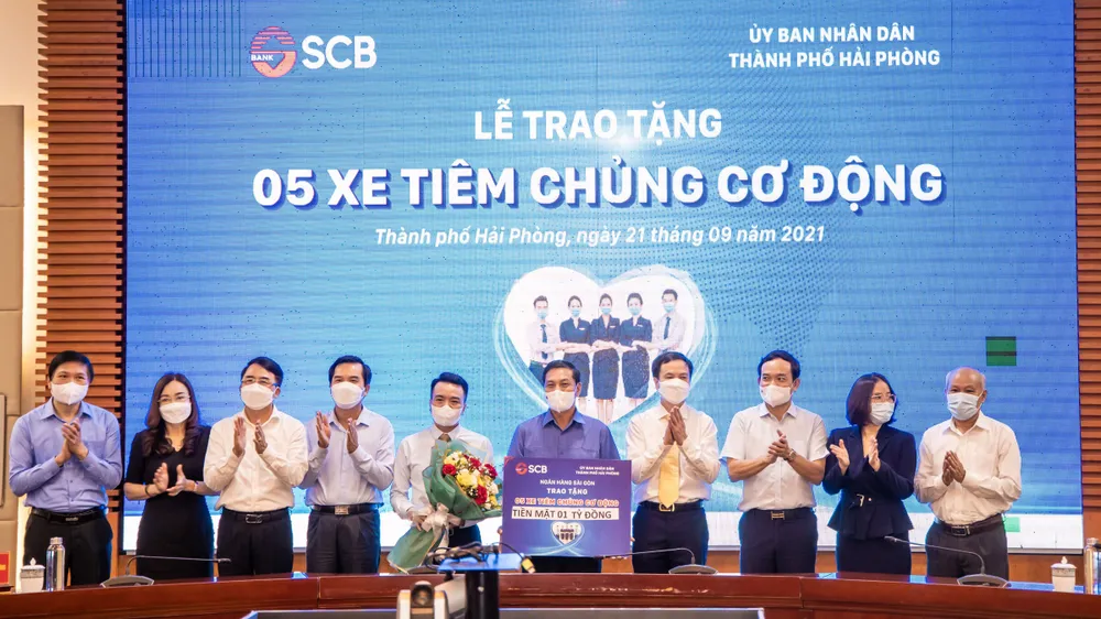 SCB tặng Hải Phòng 5 xe tiêm chủng cơ động 