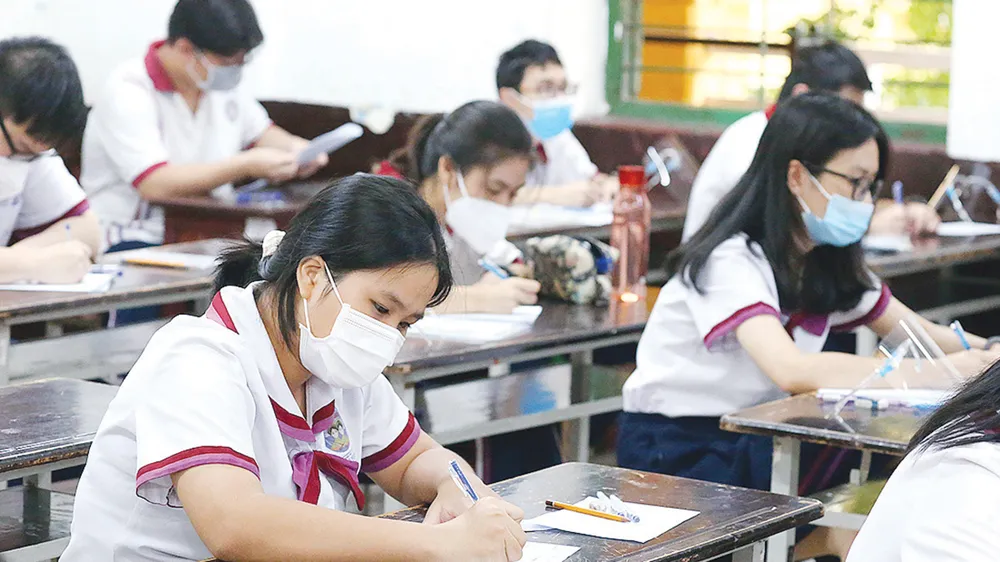 Thí sinh dự thi đợt 1 của kỳ thi tốt nghiệp THPT năm 2021,  tại Hội đồng thi Trường THPT Trưng Vương, quận 1, sáng 7-7-2021. Ảnh: HOÀNG HÙNG