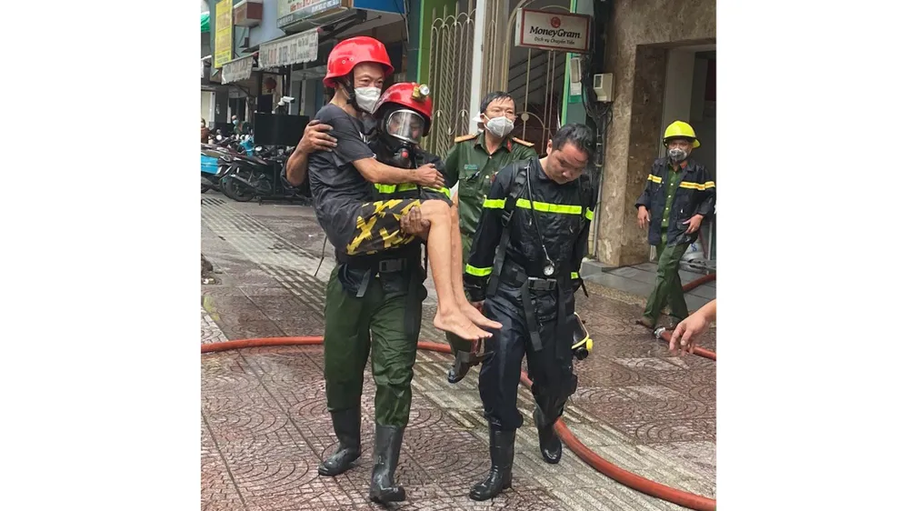  Hình ảnh cảnh sát PCCC giải cứu nạn nhân trong vụ cháy tại quận 4 khiến nhiều người xúc động