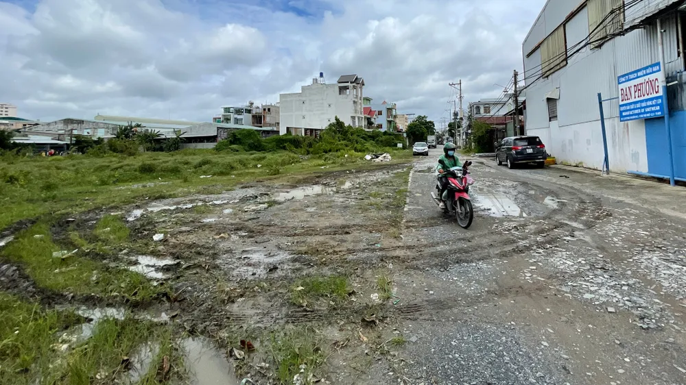 Khoảng 200m cuối đường Tân Thới Nhất 1B phường Tân Thới Nhất (quận 12, TPHCM)  dẫn vào  khu tái định cư 38ha chưa được hoàn thiện. Ảnh: HOÀNG HÙNG