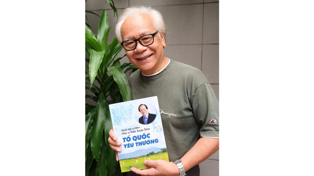 Nhạc sĩ Trần Xuân Tiến  và tập sách nhạc