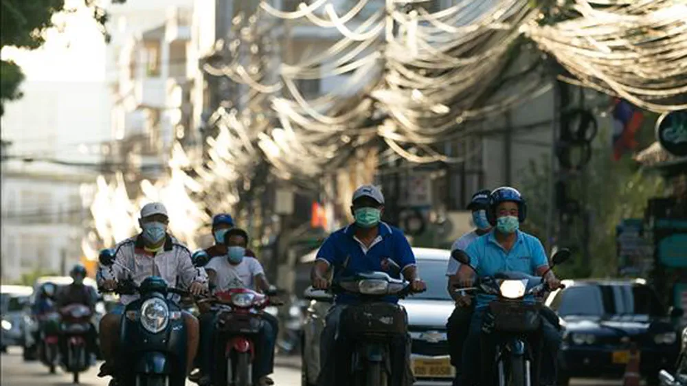 Người dân đeo khẩu trang phòng lây nhiễm Covid-19 tại Viêng Chăn, Lào. Ảnh: TTXVN
