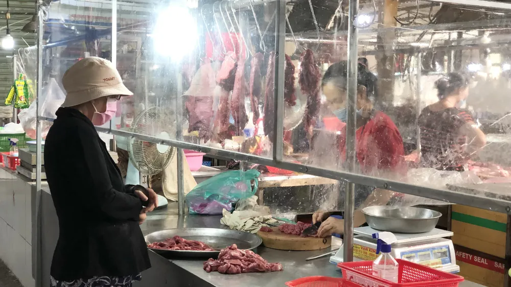 Các quầy sạp tại chợ Tân Chánh Hiệp, quận 12  đều được lắp vách ngăn phòng dịch. Ảnh: BÙI TUẤN