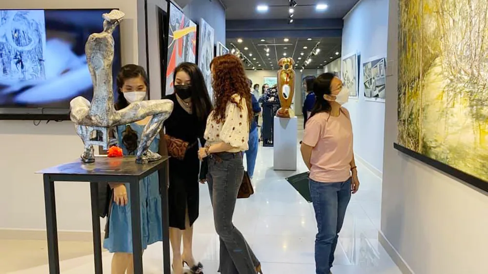 Khách tham quan triển lãm