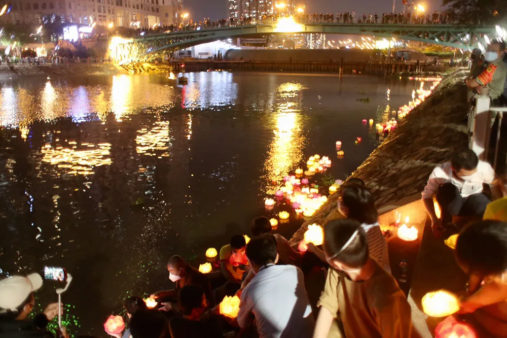 Lễ tưởng niệm đồng bào tử vong và cán bộ, chiến sĩ hy sinh do đại dịch Covid-19 ảnh 22