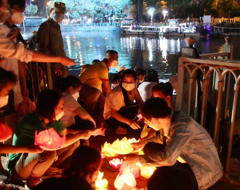 Lễ tưởng niệm đồng bào tử vong và cán bộ, chiến sĩ hy sinh do đại dịch Covid-19 ảnh 21