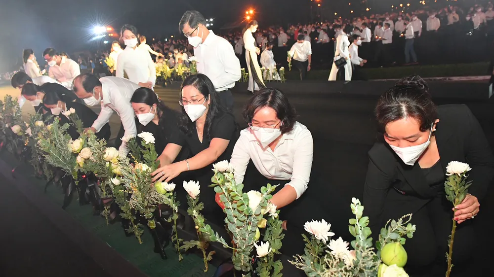 Lễ tưởng niệm đồng bào tử vong và cán bộ, chiến sĩ hy sinh do đại dịch Covid-19 ảnh 8
