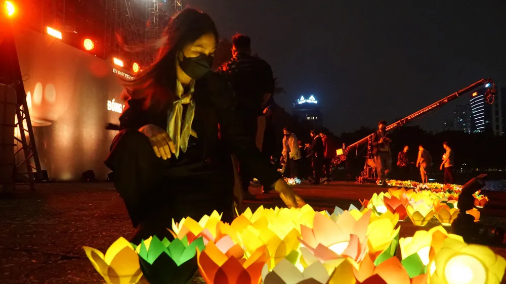 Lễ tưởng niệm đồng bào tử vong và cán bộ, chiến sĩ hy sinh do đại dịch Covid-19 ảnh 37