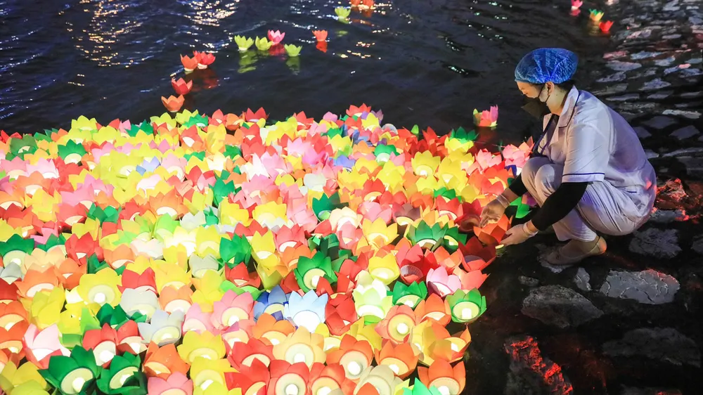 Lễ tưởng niệm đồng bào tử vong và cán bộ, chiến sĩ hy sinh do đại dịch Covid-19 ảnh 40