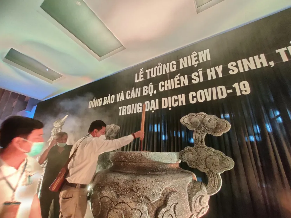 Lễ tưởng niệm đồng bào tử vong và cán bộ, chiến sĩ hy sinh do đại dịch Covid-19 ảnh 60