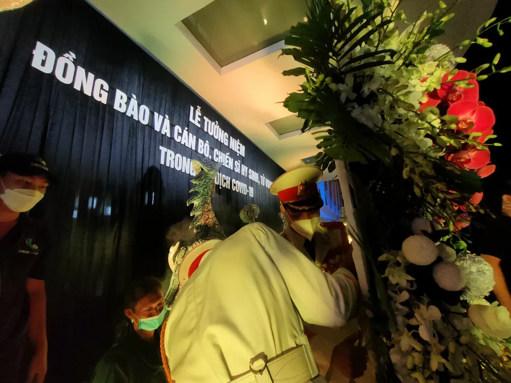 Lễ tưởng niệm đồng bào tử vong và cán bộ, chiến sĩ hy sinh do đại dịch Covid-19 ảnh 55