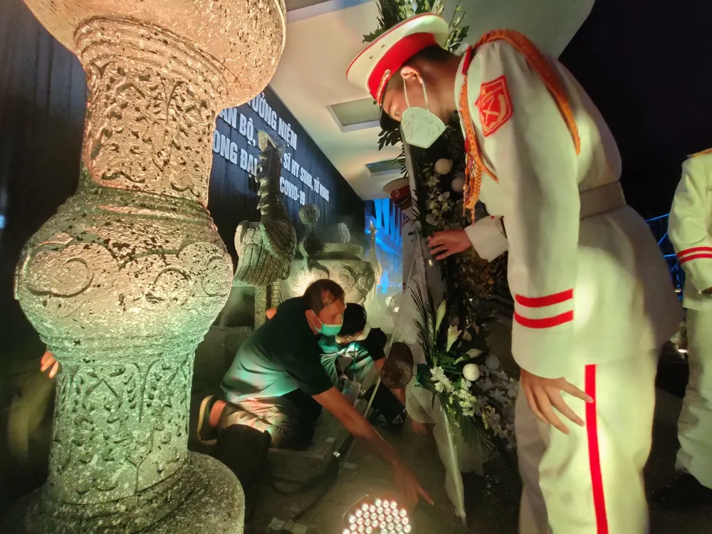 Lễ tưởng niệm đồng bào tử vong và cán bộ, chiến sĩ hy sinh do đại dịch Covid-19 ảnh 56