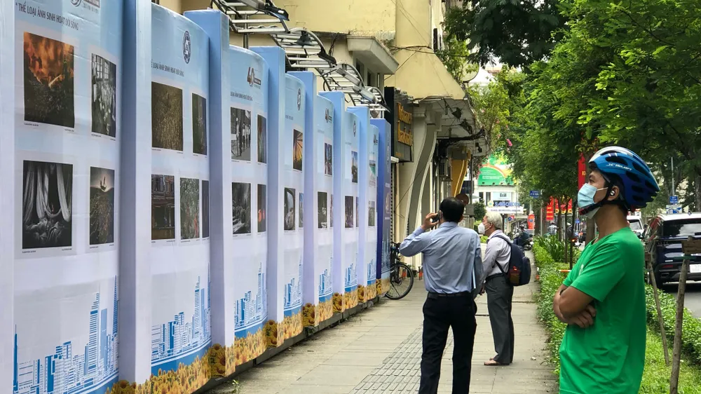 Khách tham quan đường nhiếp ảnh nghệ thuật