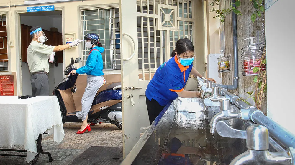 TPHCM đón học sinh khối 9, 12 trở lại trường: Bảo đảm an toàn phòng dịch trên hết ảnh 1