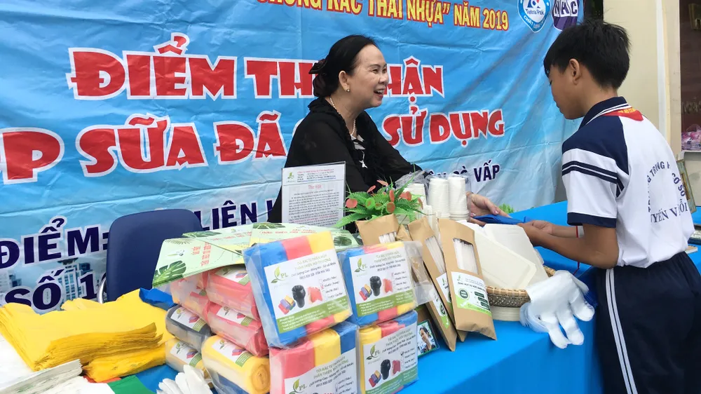 Công ty Sản xuất bao bì thân thiện môi trường Phương Lan  tuyên truyền người dân sử dụng các sản phẩm thân thiện môi trường (ảnh chụp thời điểm dịch Covid-19 chưa bùng phát).  Ảnh: BÙI ANH TUẤN