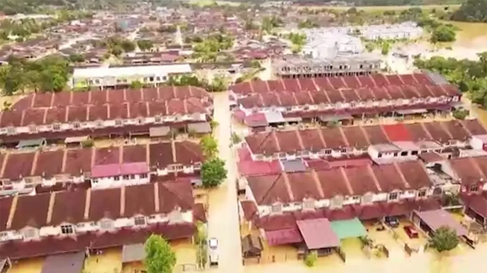   Nước lũ dâng cao ở nhiều đô thị Malaysia, khiến ít nhất 30.000 người phải sơ tán