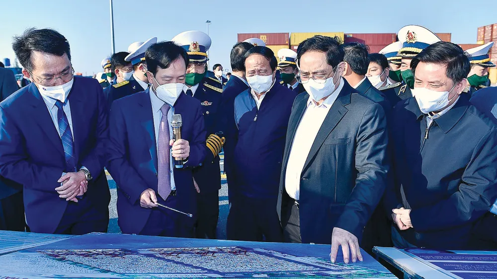 Thủ tướng Phạm Minh Chính thị sát Cảng container quốc tế  Lạch Huyện, TP Hải Phòng. Ảnh: VIẾT CHUNG