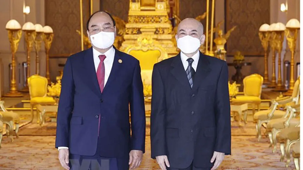 Chủ tịch nước Nguyễn Xuân Phúc và Quốc vương Norodom Sihamoni tại Cung điện Hoàng gia Campuchia. Ảnh: TTXVN