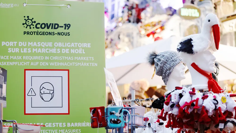 Tấm bảng ghi yêu cầu du khách phải đeo khẩu trang  khi tham quan chợ Giáng sinh Strasbourg