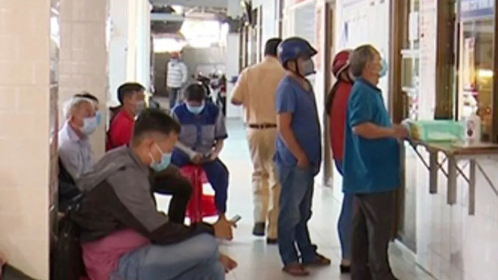 Người dân làm thủ tục tại Phòng CSGT đường bộ Công an tỉnh An Giang . Ảnh - Công an cung cấp 