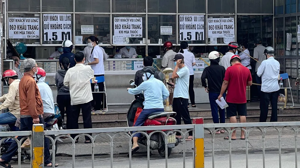 Người dân mua thuốc tại một cửa hàng trên đường Trường Chinh, quận Tân Bình. Ảnh: HOÀNG HÙNG