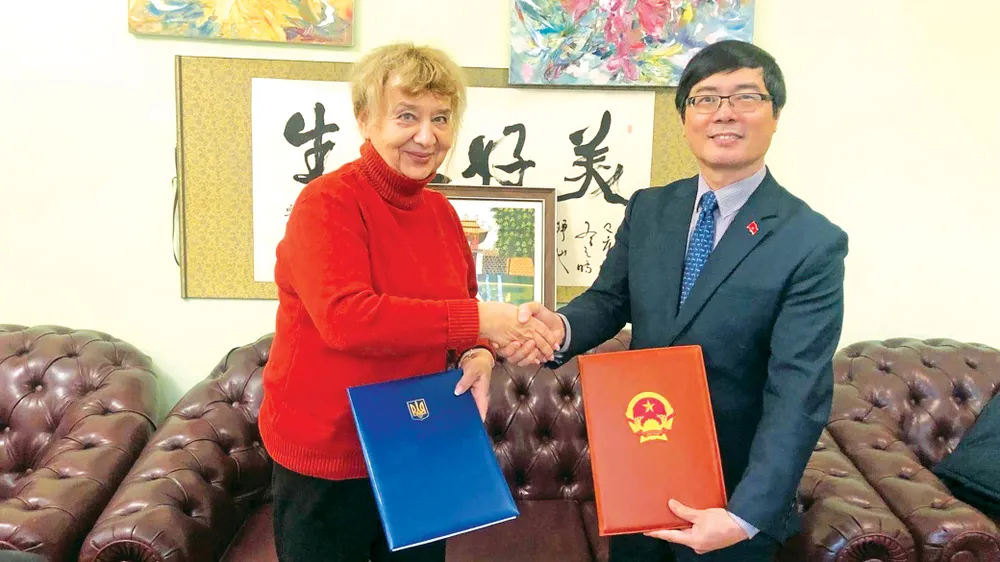 Bà Natalyia Vasylievna Zaimenko, Giám đốc Vườn Bách thảo quốc gia M.G.Grishko và Đại sứ Việt Nam tại Ukraine Nguyễn Hồng Thạch tại lễ ký thỏa thuận hợp tác