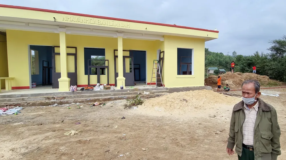 Già Hơn bên khu đất hiến tặng làm Nhà văn hóa bản Lâm Ninh