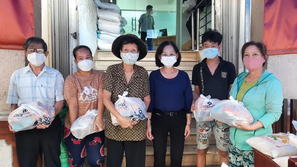 Bà Phương Thục Phân (thứ 3, từ phải sang) trao quà chăm lo người dân khó khăn  tại phường 10, quận 5 
