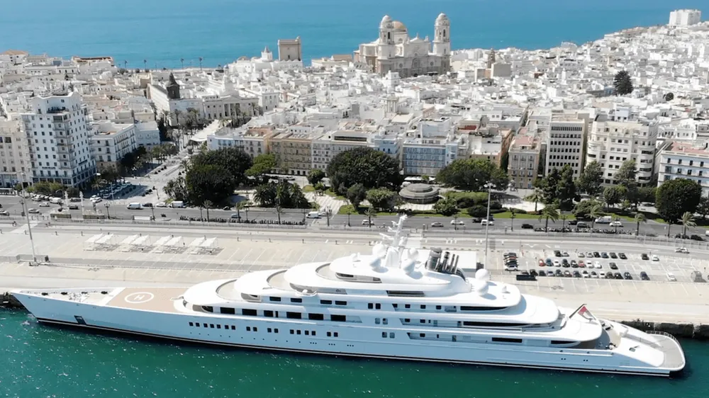 Siêu du thuyền Azzam