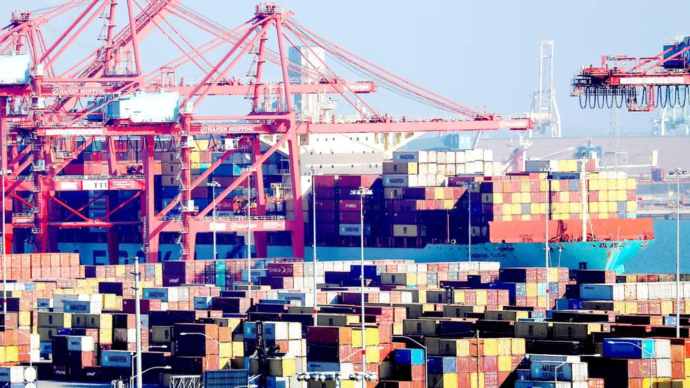 Hàng hóa của Mỹ tồn ở cảng Long Beach, bang California  do khó khăn về xuất khẩu 