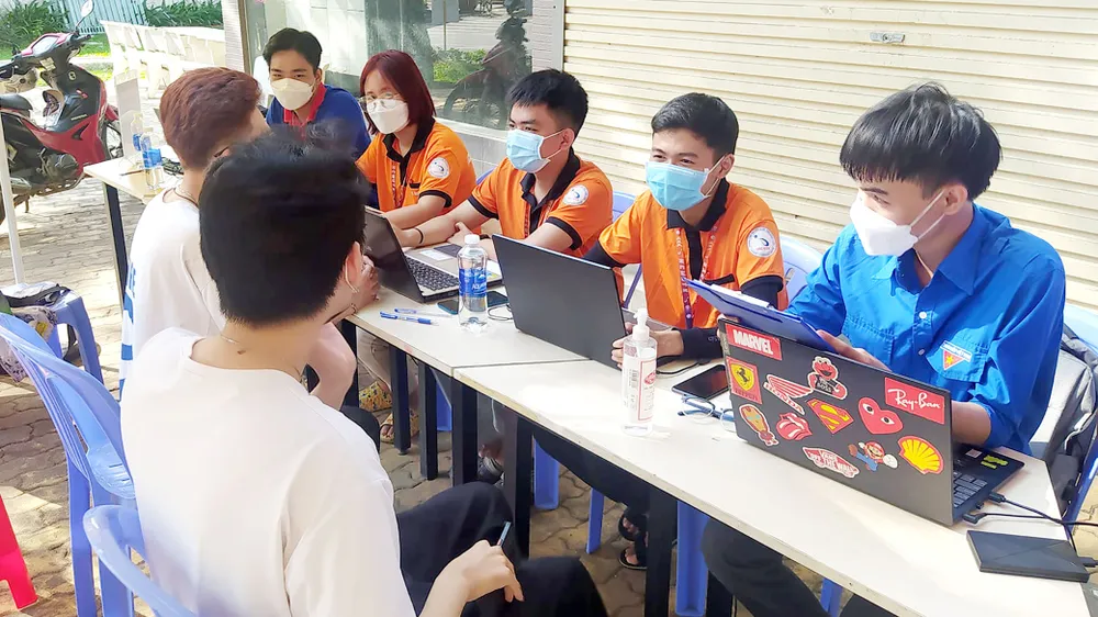 Tình nguyện viên Trường Đại học Sư phạm Kỹ thuật TPHCM  tư vấn, giới thiệu phòng trọ cho sinh viên