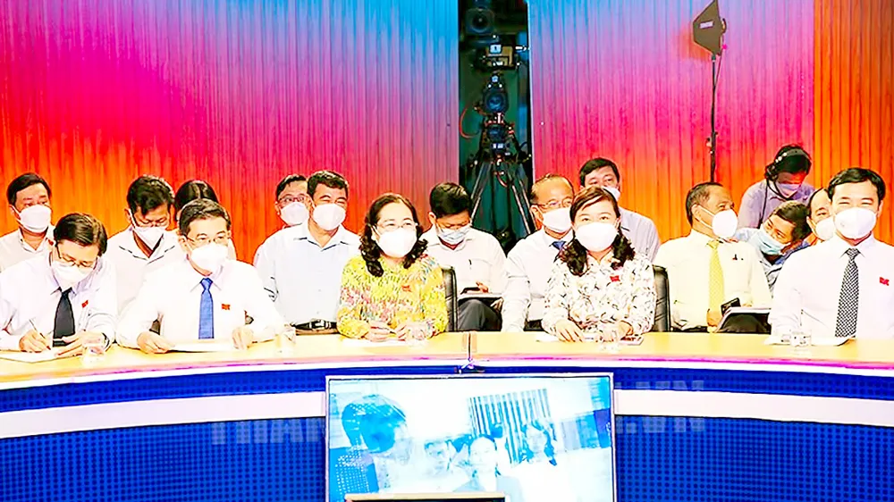 Đồng chí Nguyễn Thị Lệ, Phó Bí thư Thành ủy, Chủ tịch HĐND TPHCM cùng các đại biểu dự chương trình “Dân hỏi - Chính quyền trả lời” với chủ đề Quản lý, sử dụng nhà chung cư. Ảnh: LONG HỒ	